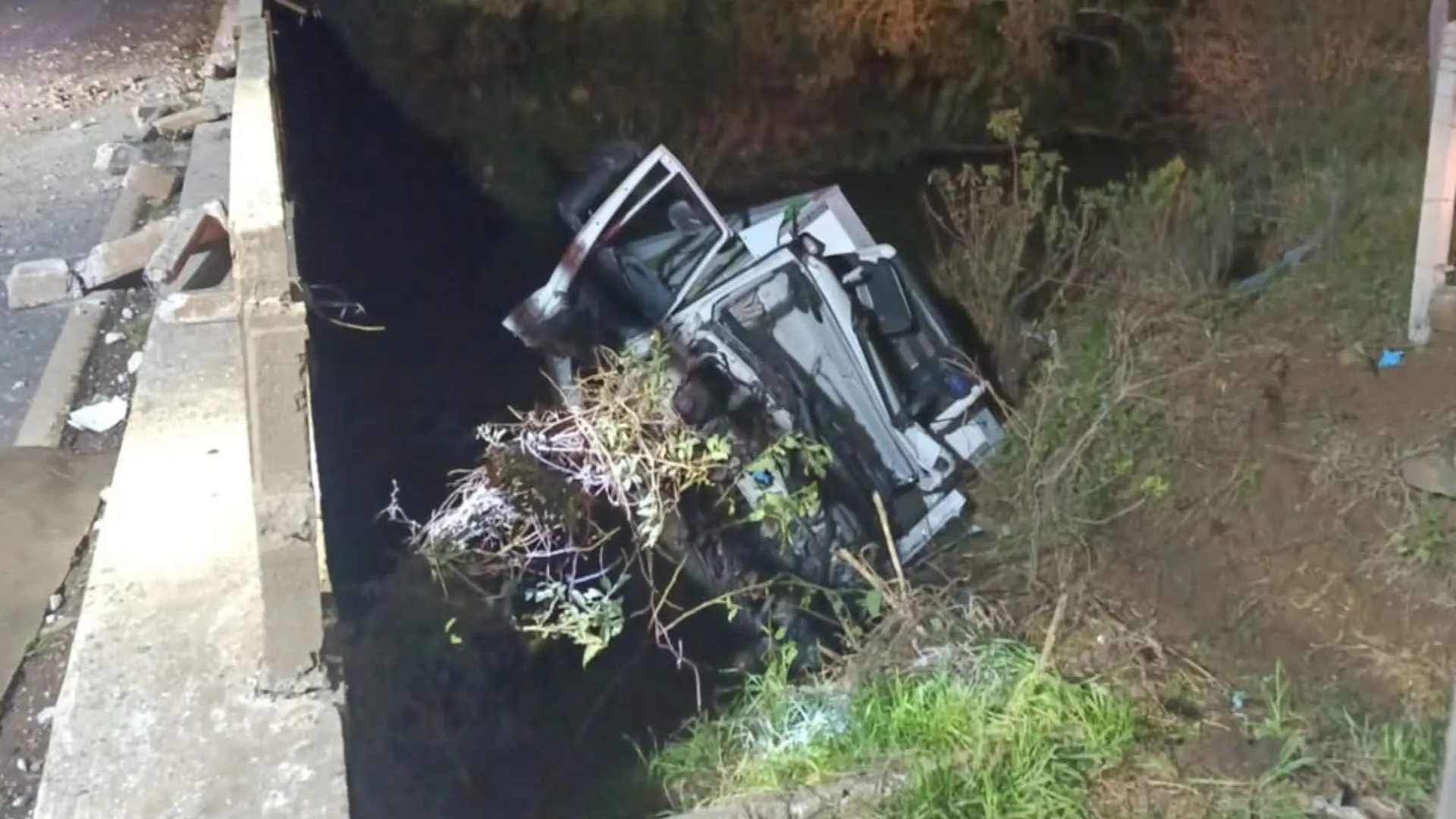 Motorista fica encarcerado após caminhão cair de ponte na SC-350