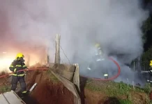 Incêndio destrói residência em Fraiburgo Incêndio destrói residência em Fraiburgo