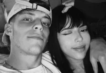 Jovem casal morre após carro bater de frente com caminhões na BR-470 em Campos Novos Jovem casal morre após carro bater de frente com caminhões na BR-470 em Campos Novos