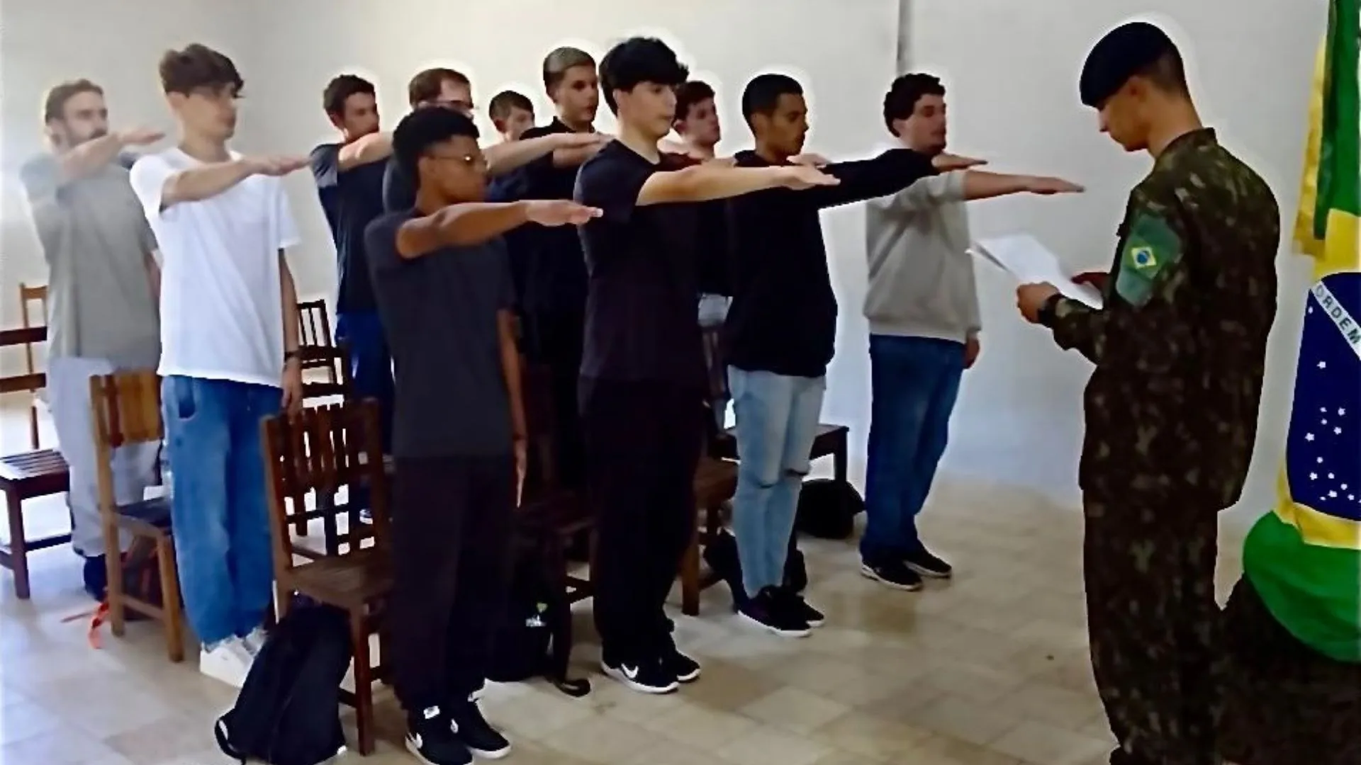 Cerca de 400 jovens participam da seleção para o Serviço Militar em Videira