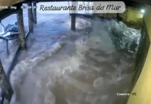 Onda gigante invade restaurantes e arrasta embarcações no Litoral Sul de SC Onda gigante invade restaurantes e arrasta embarcações no Litoral Sul de SC