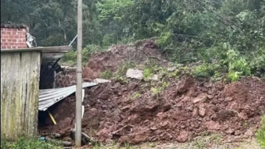 Chuva de quase 200 mm provoca deslizamentos, alagamentos e deixa quatro desaparecidos na Serra Gaúcha