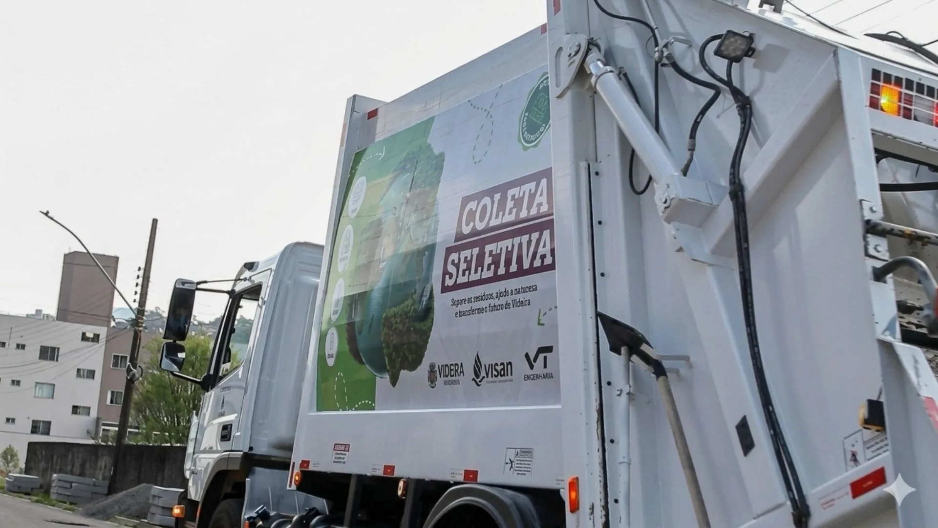 Coleta seletiva ganha reforço com novo caminhão