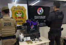 Polícia desarticula ponto de tráfico e encontra crianças em meio a drogas e condições insalubres Polícia desarticula ponto de tráfico e encontra crianças em meio a drogas e condições insalubres em Videira