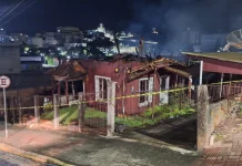 Incêndio destrói casa de três pavimentos no Centro de Videira Incêndio destrói casa de três pavimentos no Centro de Videira