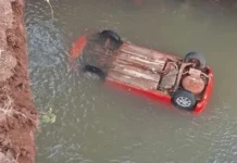 Idosa morre e três pessoas ficam feridas após carro cair em rio no Oeste de SC Idosa morre e três pessoas ficam feridas após carro cair em rio no Oeste de SC