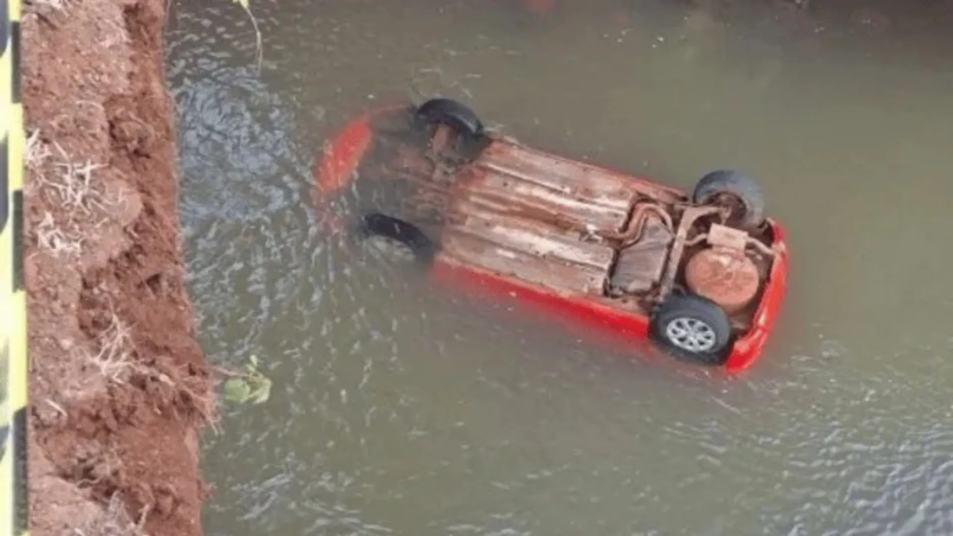 Idosa morre e três pessoas ficam feridas após carro cair em rio no Oeste de SC