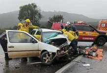 Motorista fica preso às ferragens após colisão na BR-470 Motorista fica preso às ferragens após colisão na BR-470