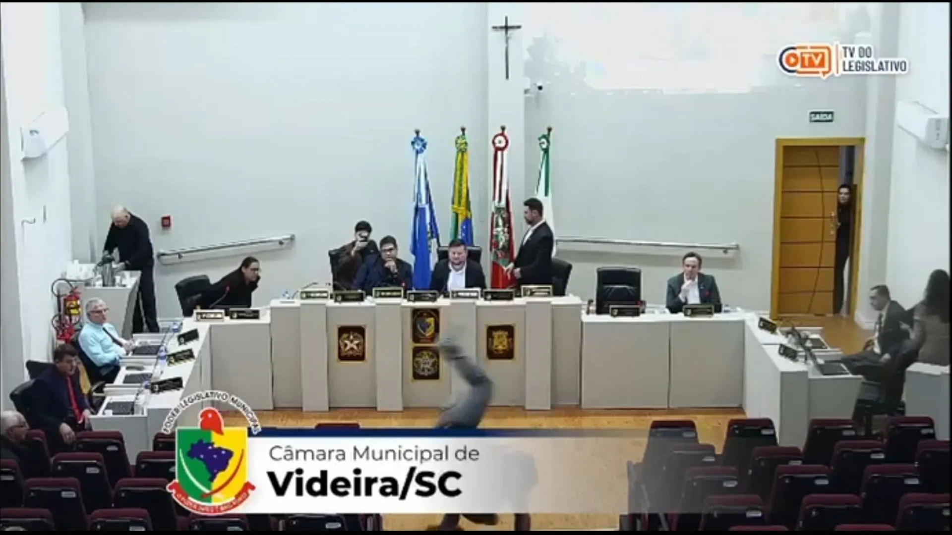 Cidadão confronta vereador e dá “golpe de judô” em segurança