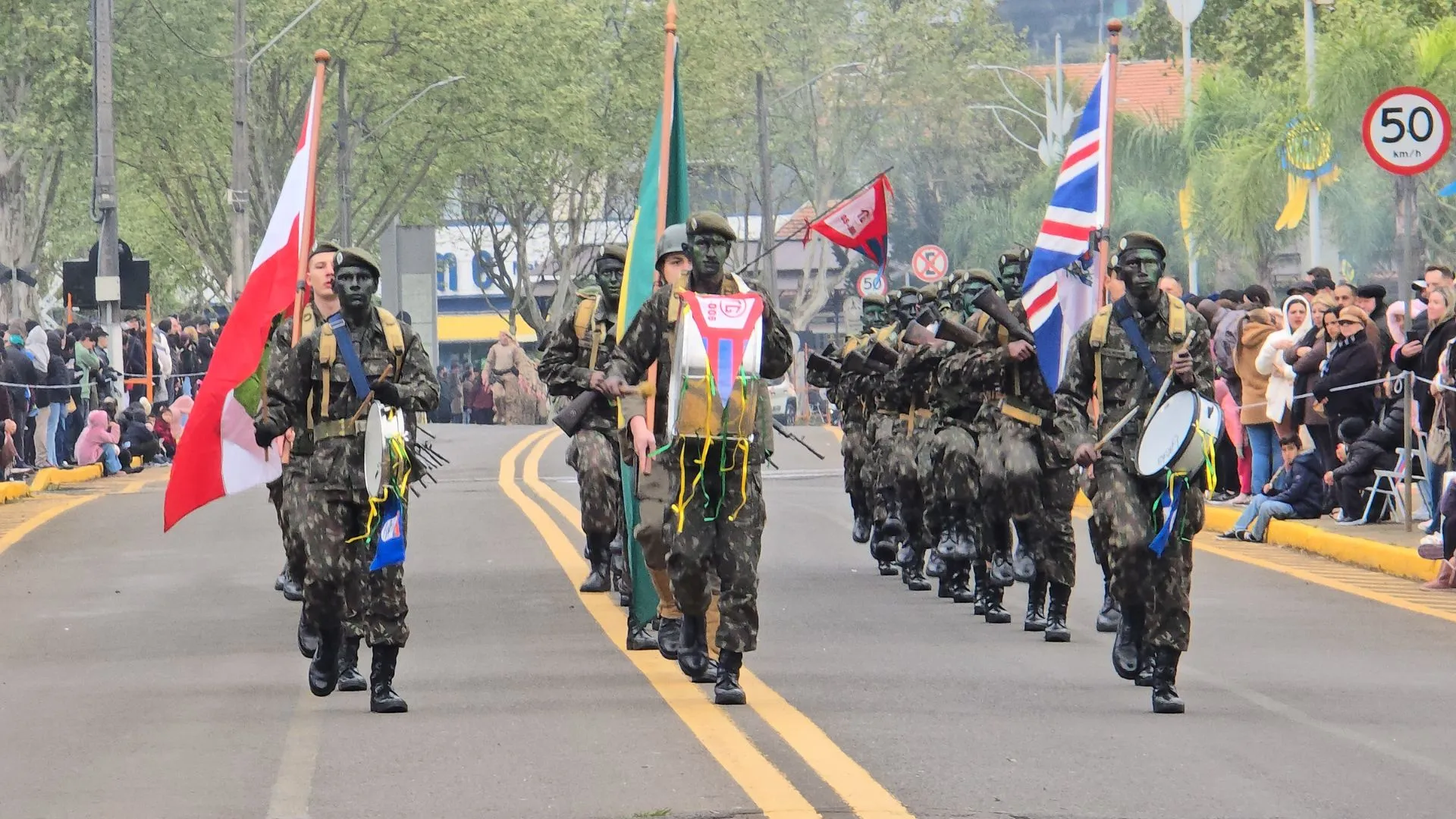 Desfile de 7 de Setembro reúne milhares de pessoas em Caçador