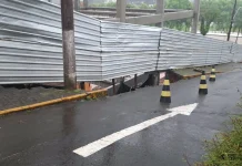 Desmoronamento interdita rua no centro de Caçador Desmoronamento interdita rua no centro de Caçador
