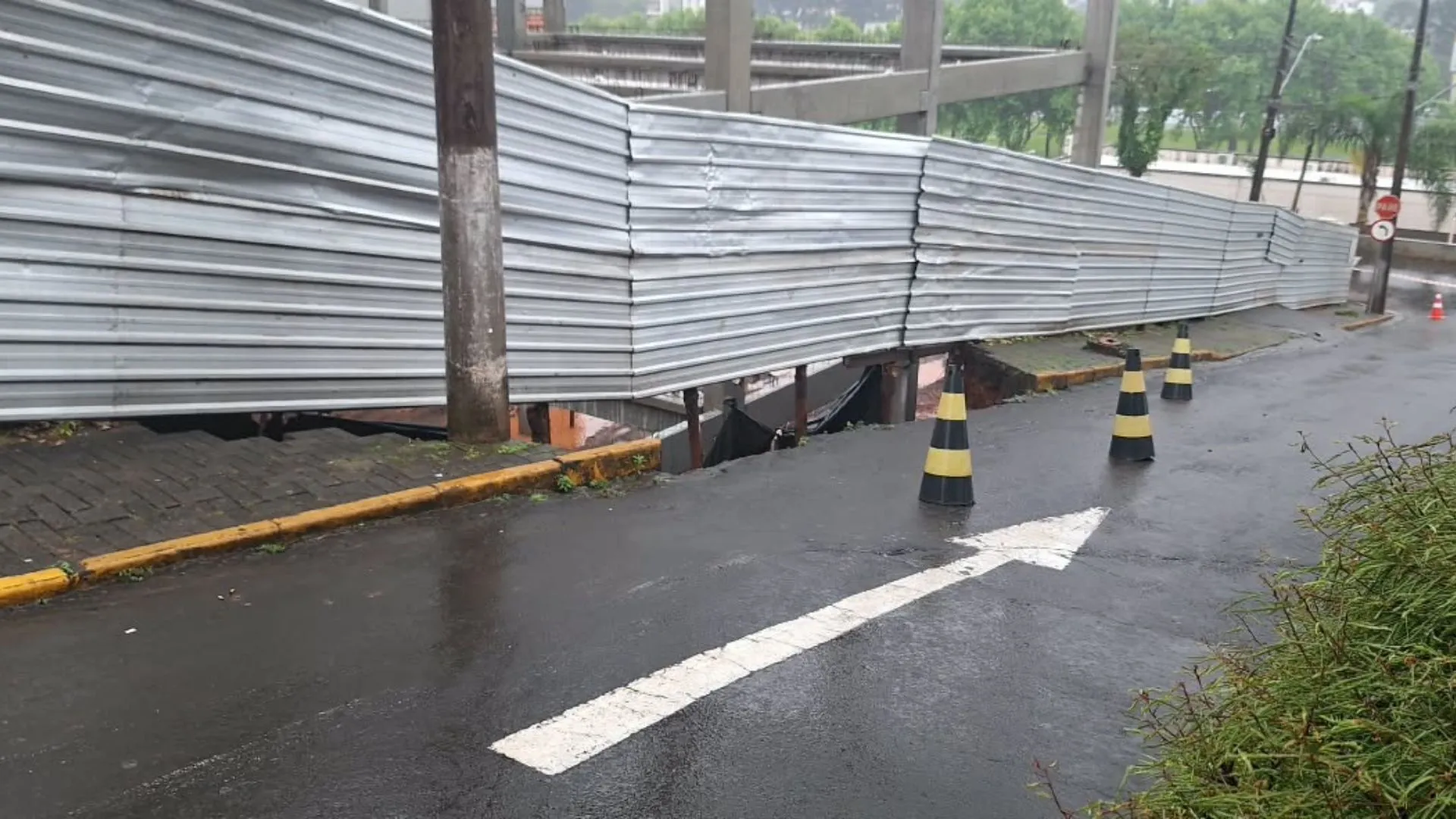Desmoronamento interdita rua no centro de Caçador