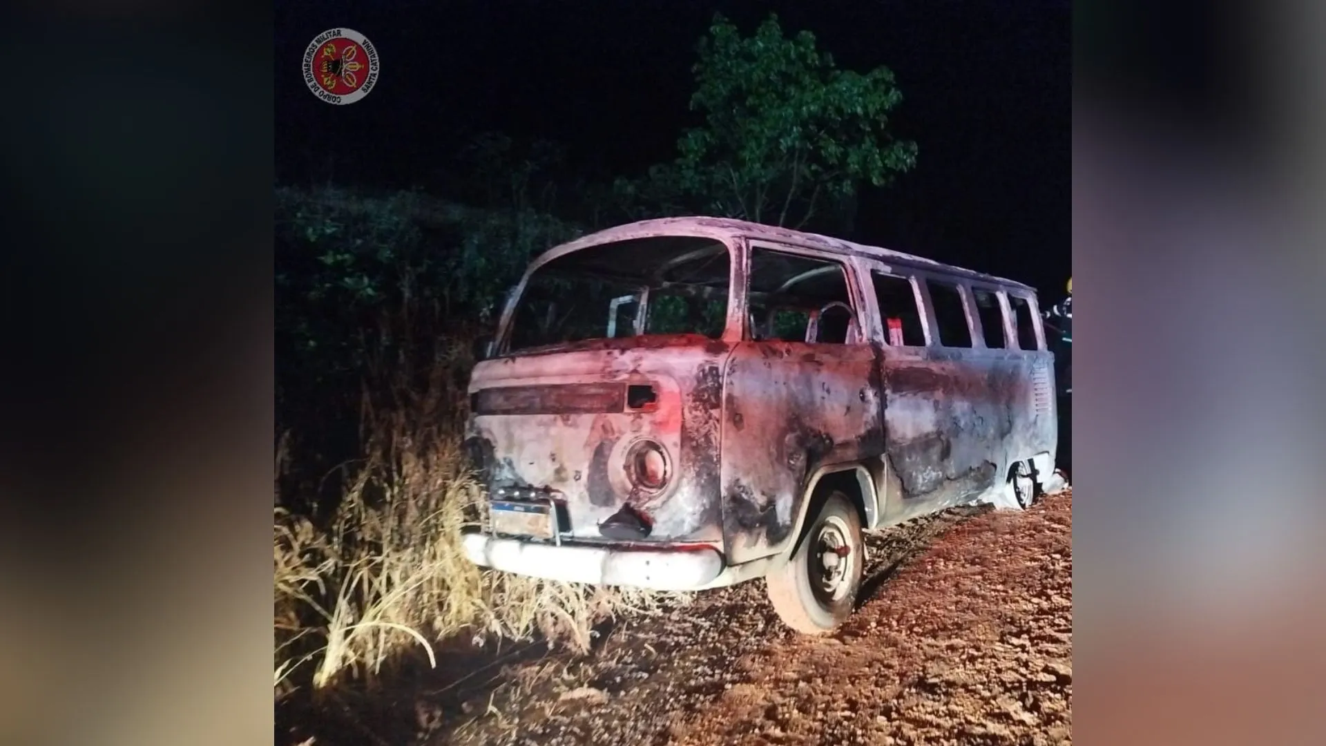 Kombi é destruída por incêndio no interior de Tangará