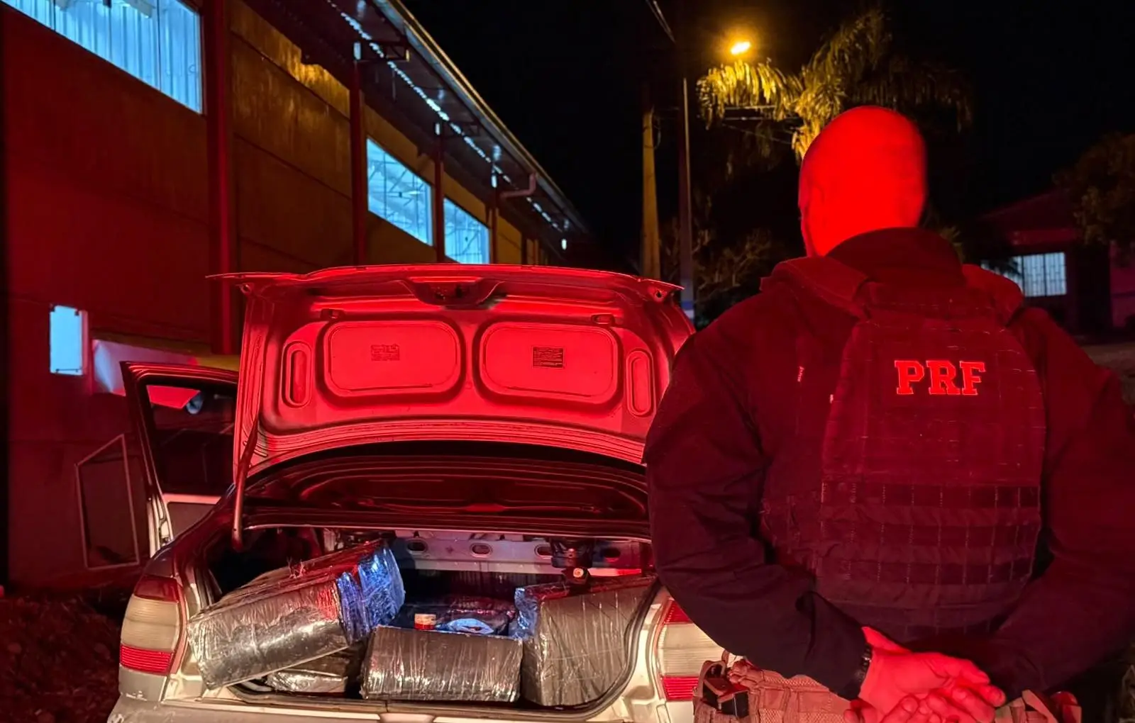 PRF prende homem com 210 kg de maconha após fuga na BR-163