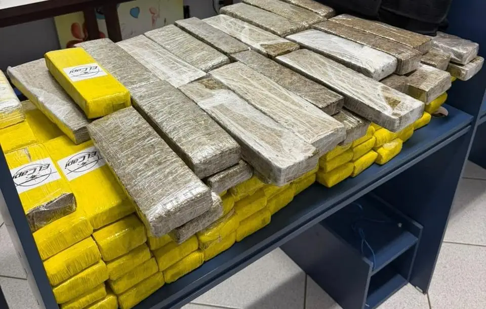 PRF apreende 100 kg de maconha após perseguição no Meio-Oeste