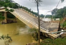 Ponte desaba e carro cai durante travessia Ponte desaba e carro cai durante travessia