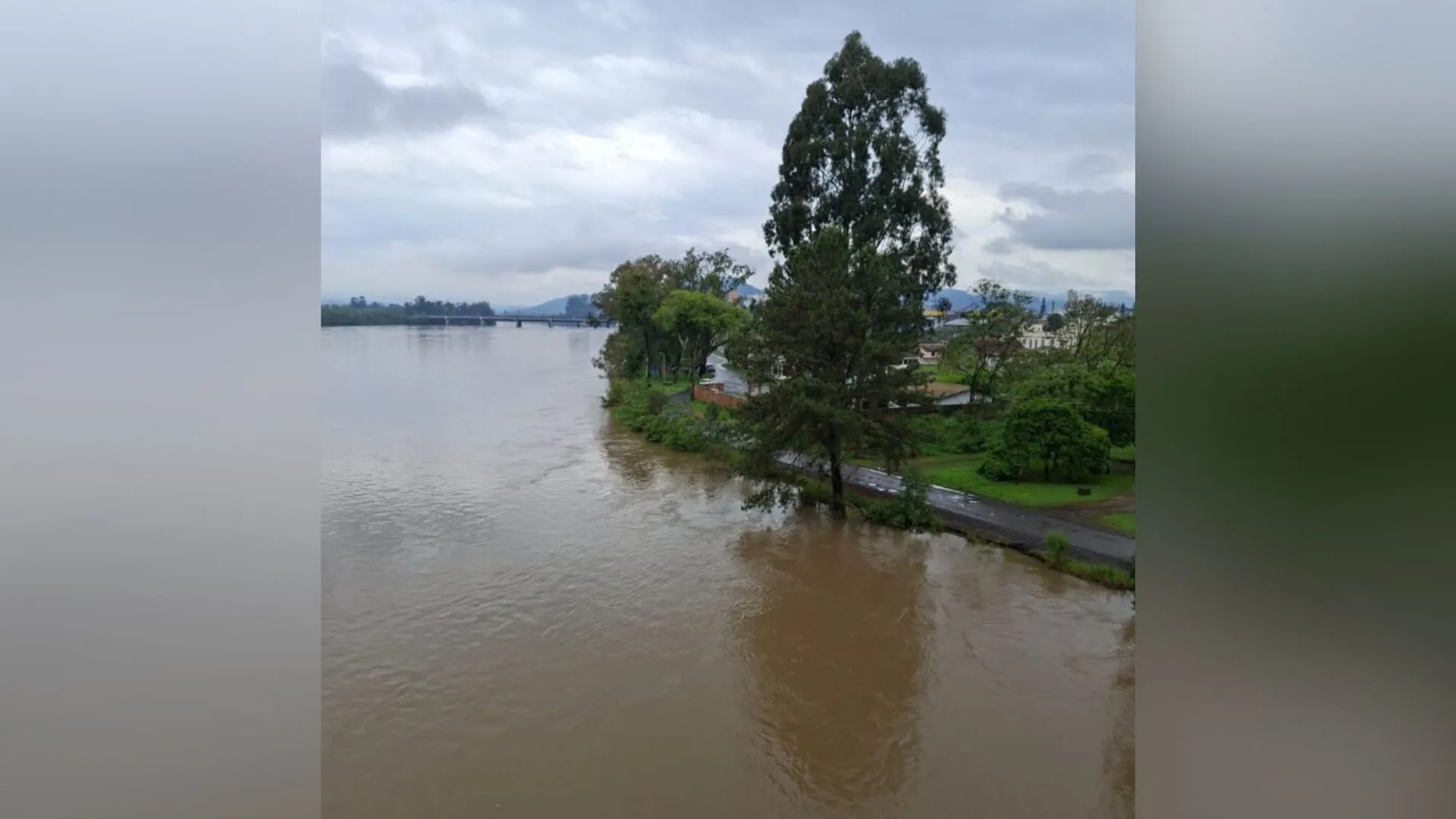 Cheia do Rio Iguaçu mantém 400 pessoas em abrigos em União da Vitória