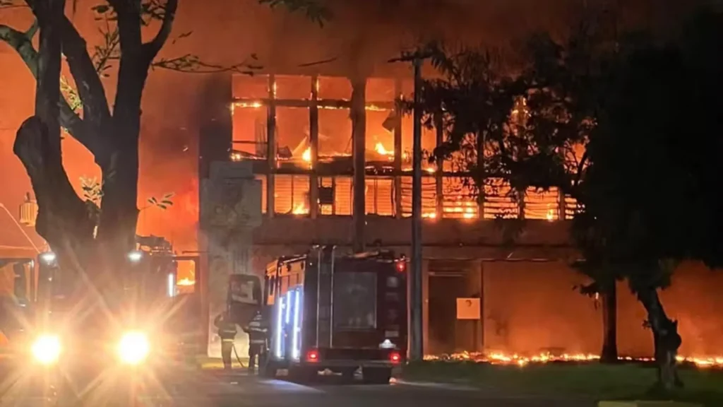 Fogo destrói prédio da UFPE e apaga 20 anos de pesquisas científicas