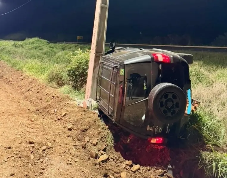 Duas pessoas ficam feridas após carro colidir contra poste em Capinzal