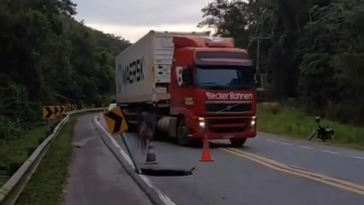 BR-470 terá mudança no trânsito por três dias para conserto de trecho onde cratera se abriu em Apiúna (2)