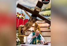 Padre morre após ser atingido por cruz durante missa no Equador Padre morre após ser atingido por cruz durante missa no Equador
