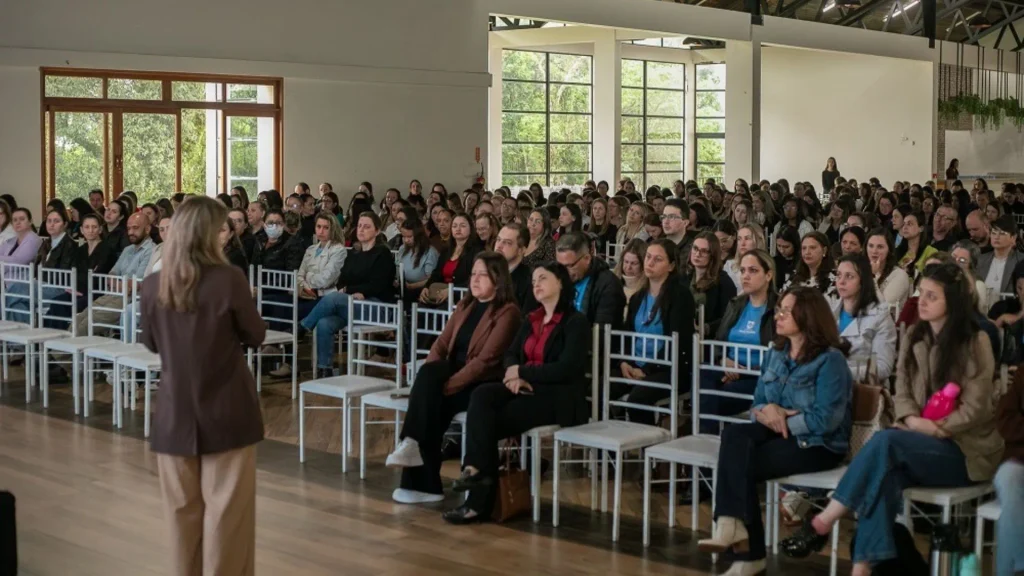 Videira sedia apresentação do novo Currículo Regional da Educação Infantil da AMARP