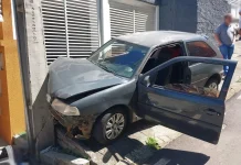 Acidente de trânsito deixa condutora e bebê feridos após batida em poste Acidente de trânsito deixa condutora e bebê feridos após batida em poste