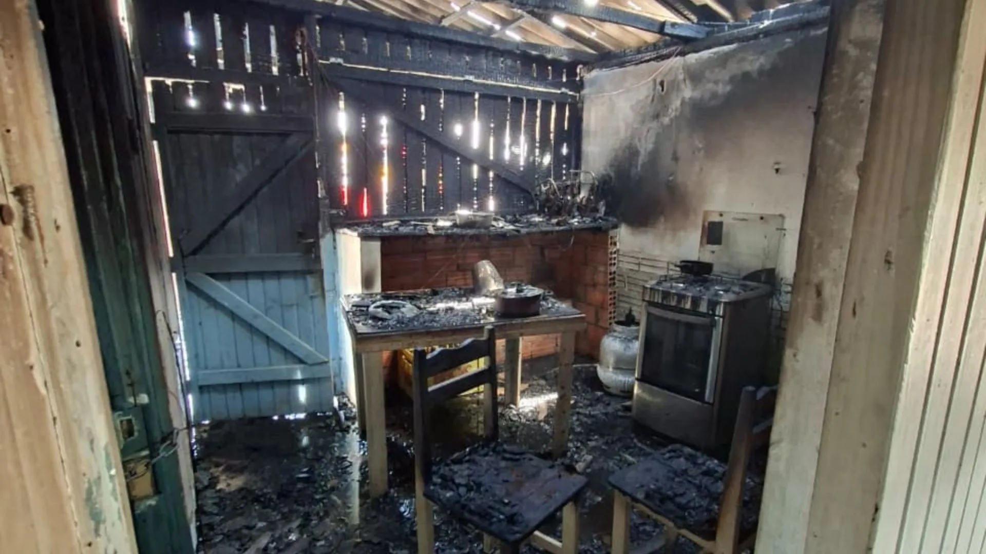 Bombeiro de folga salva homem durante incêndio em residência em Monte Carlo