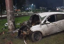 Carro bate contra poste na rotatória da SC-355 e motorista fica ferido em Videira Carro bate contra poste na rotatória da SC-355 e motorista fica ferido em Videira