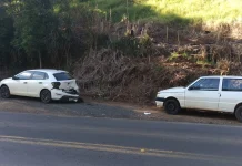 Jovem fica ferido após colisão entre dois carros na SC-464 em Arroio Trinta Jovem fica ferido após colisão entre dois carros na SC-464 em Arroio Trinta