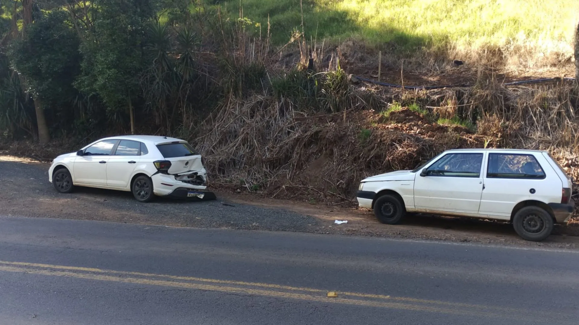 Jovem fica ferido após colisão entre dois carros na SC-464 em Arroio Trinta