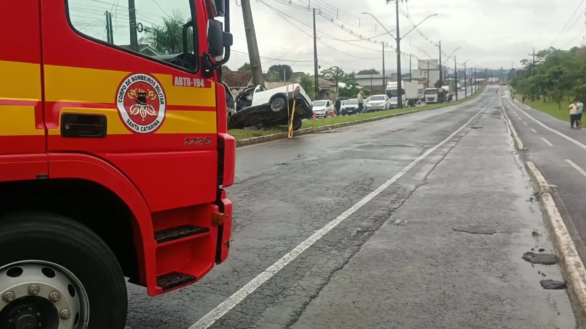 Motorista fica preso após Fiat Strada bater contra poste em Porto União