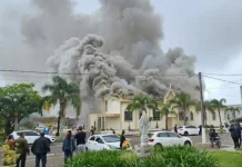 Incêndio de grandes proporções atinge igreja matriz em Treze de Maio Incêndio de grandes proporções atinge igreja matriz em Treze de Maio