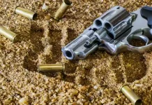 Adolescente de 14 anos é baleado no rosto após colega de 13 anos pegar arma do pai Adolescente de 14 anos é baleado no rosto após colega de 13 anos pegar arma do pai