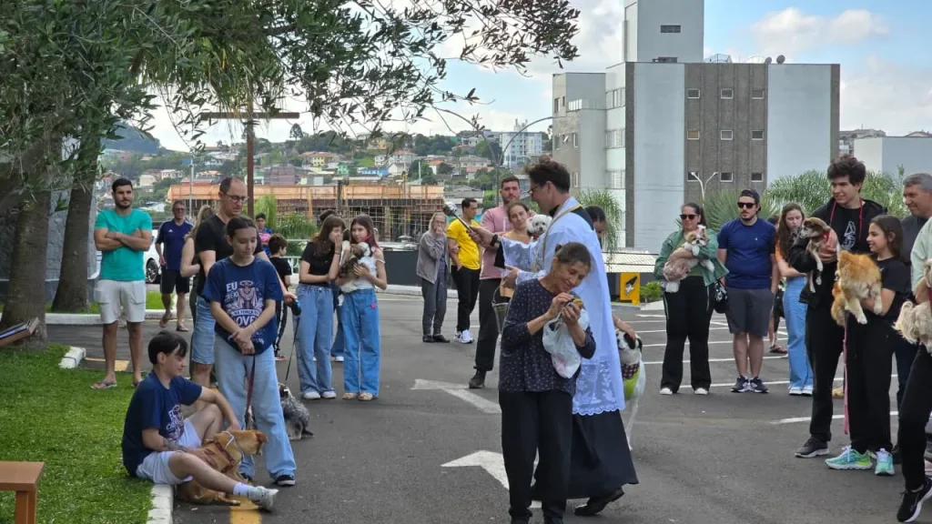 Moradores levam pets para tradicional bênção na Catedral de Caçador