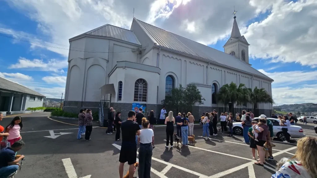 Moradores levam pets para tradicional bênção na Catedral de Caçador