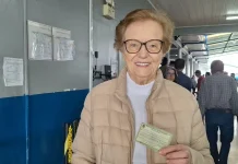 Aos 93 anos, idosa dá lição de cidadania e vota em Caçador Aos 93 anos, idosa dá lição de cidadania e vota em Caçador