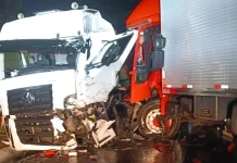 Colisão frontal entre dois caminhões deixa motoristas feridos Colisão frontal entre dois caminhões deixa motoristas feridos na BR-470