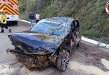Mulher fica ferida após capotamento entre Lebon Régis e Curitibanos Mulher fica ferida após capotamento entre Lebon Régis e Curitibanos