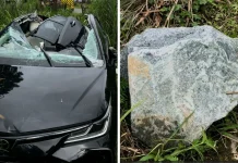 Pedra cai de caminhão e atinge carro em Jaraguá do Sul Pedra cai de caminhão e atinge carro em Jaraguá do Sul
