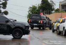 Homem armado com faca invade creche e faz reféns em Curitiba Homem armado com faca invade creche e faz reféns em Curitiba