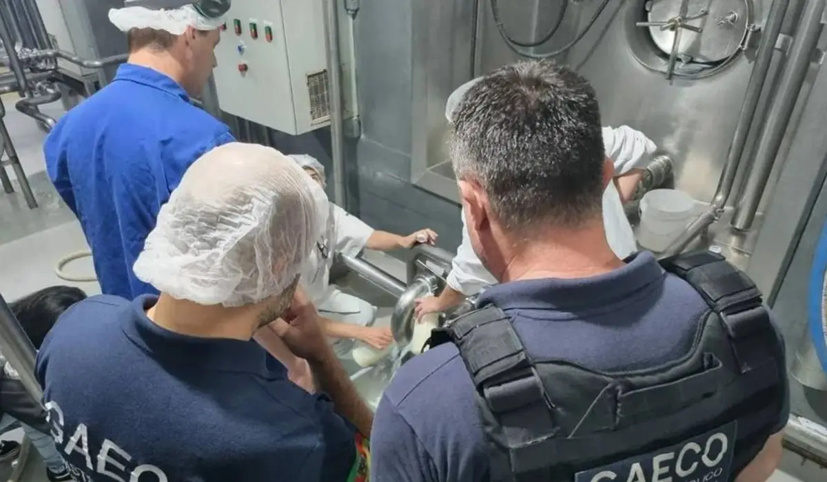 Agentes do Gaeco acompanham inspeção de equipamentos industriais em uma fábrica de laticínios durante fiscalização relacionada à adulteração de leite