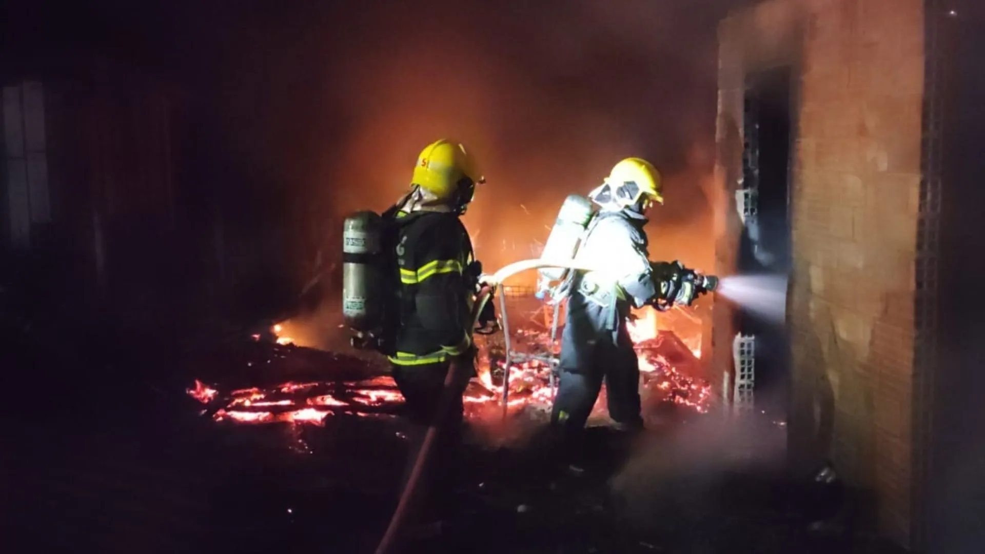 Incêndio destrói casa em Fraiburgo e moradora fica ferida