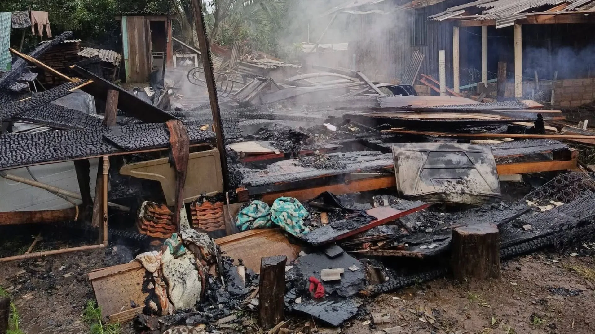 Família perde todos os bens após incêndio em Lebon Régis