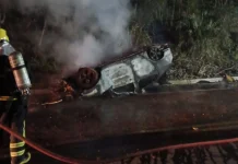 Carro pega fogo após capotar na SC-120, em Lebon Régis Carro pega fogo após capotar na SC-120, em Lebon Régis
