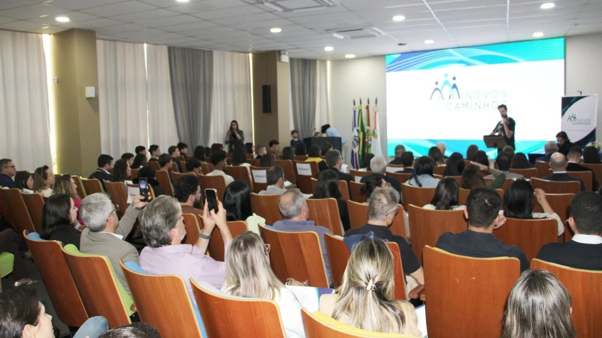 Programa Novos Caminhos homenageia jovens, profissionais e empresas