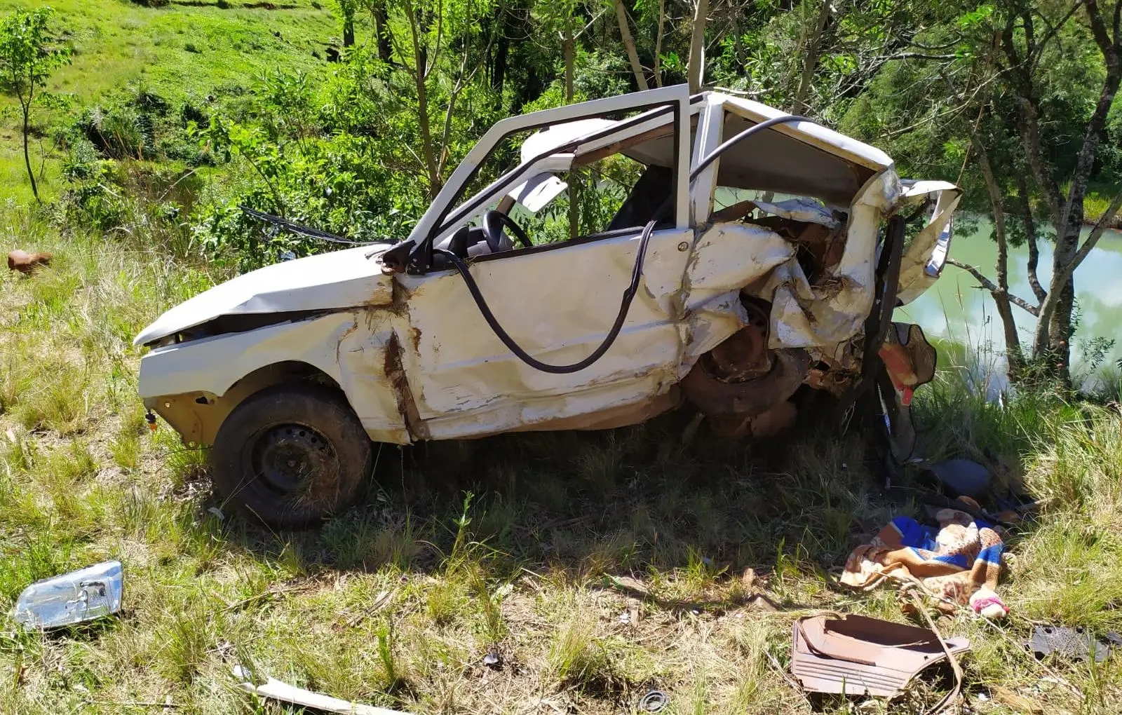 Homem é encontrado morto em açude após carro capotar em ribanceira no Meio