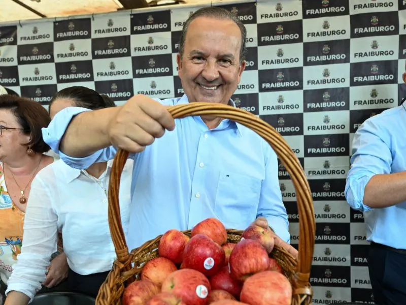 Governador de SC acompanha início da colheita da maçã em Fraiburgo