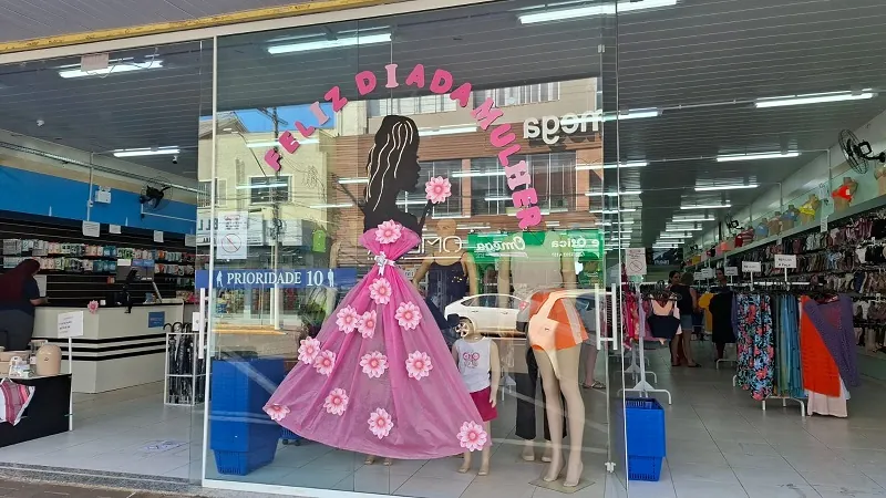 Dia da Mulher com homenagens e horário especial do comércio